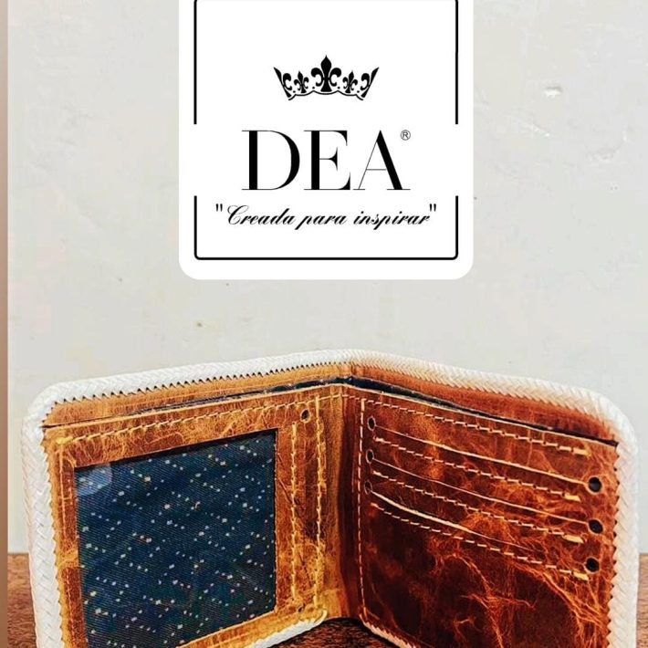 Billetera color café sencilla de hombre.