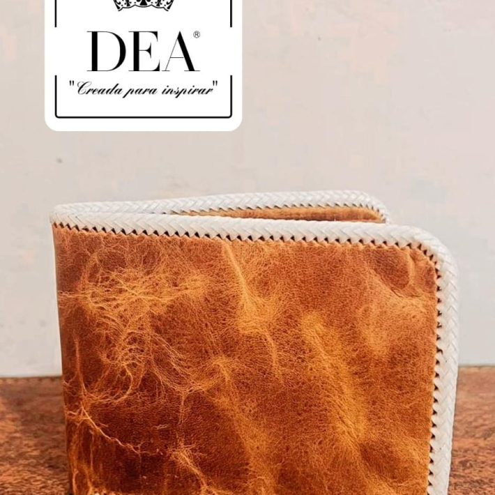 Billetera color café sencilla de hombre.