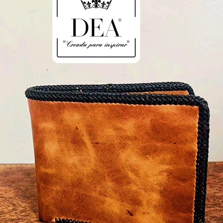 Billetera color café sencilla de hombre.