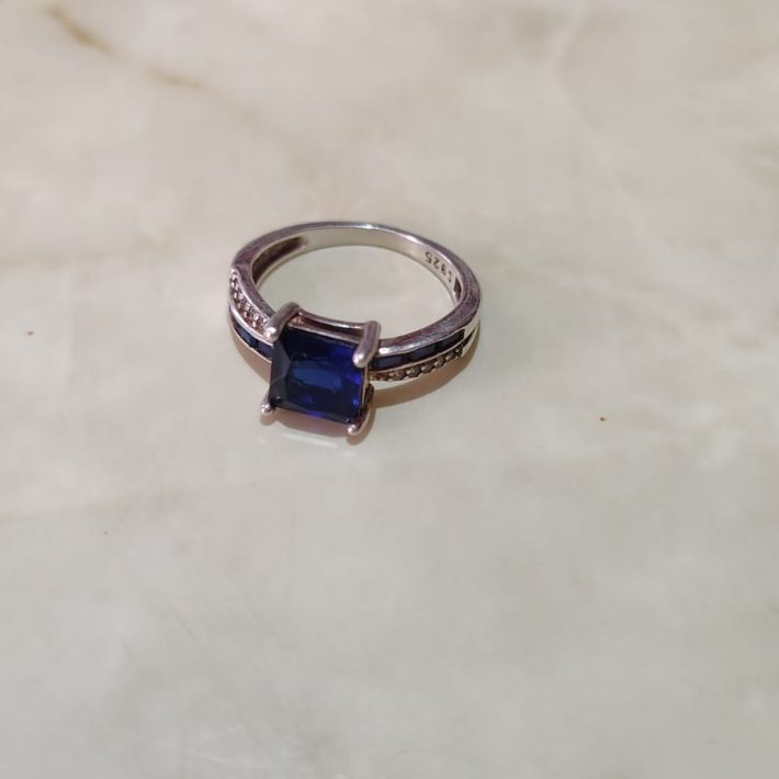 Anillo de Plata 925 con Circón Zafiro y Detalles de Circones
