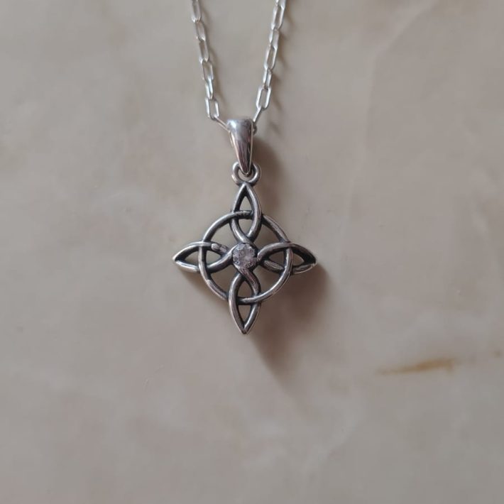 Colgante Nudo de Bruja