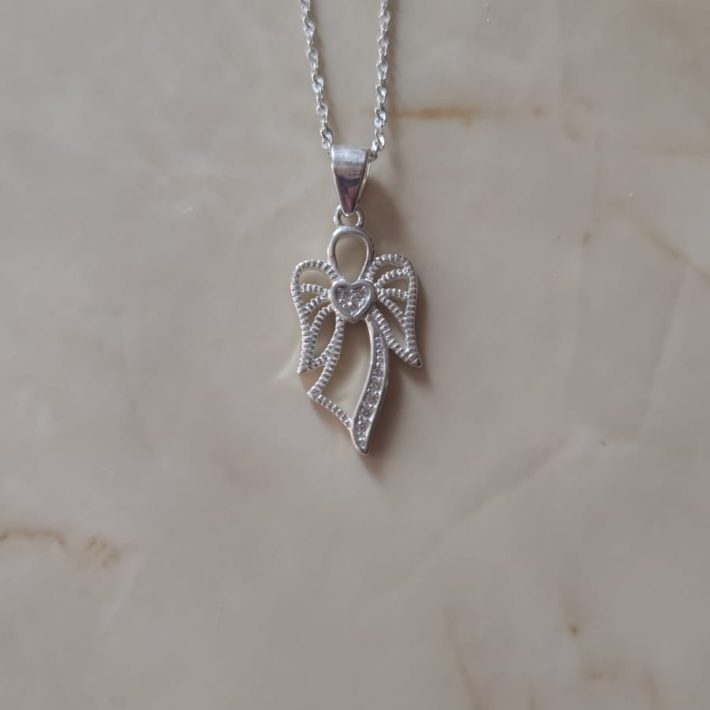 Colgante de ángel calado