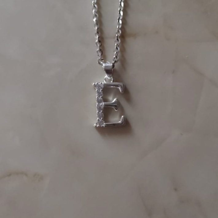 Colgante de letra "E"